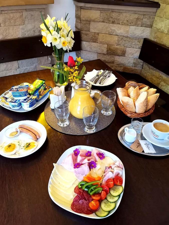 Excalibur Penzion A Restaurace Моравска-Тршебова Экстерьер фото