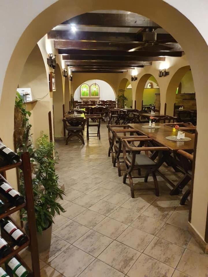 Excalibur Penzion A Restaurace Моравска-Тршебова Экстерьер фото