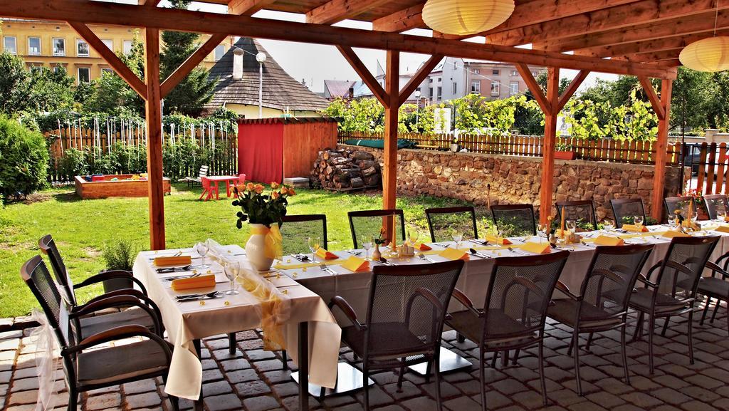 Excalibur Penzion A Restaurace Моравска-Тршебова Экстерьер фото