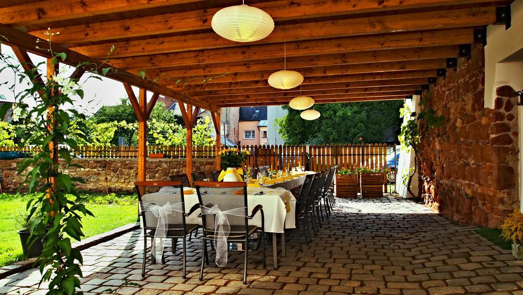 Excalibur Penzion A Restaurace Моравска-Тршебова Экстерьер фото