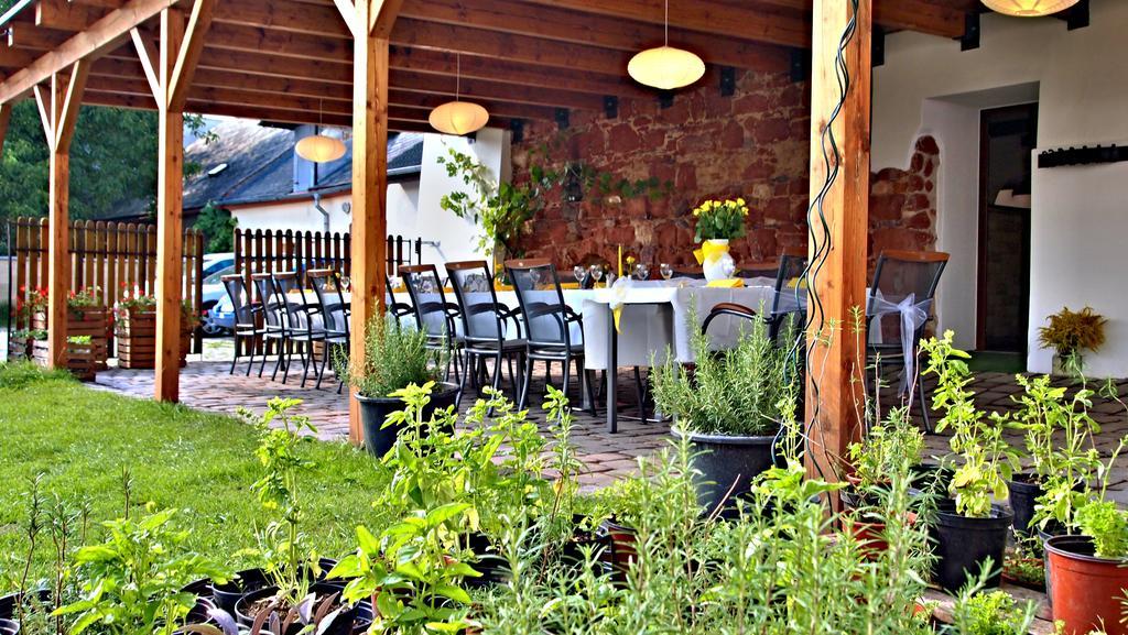Excalibur Penzion A Restaurace Моравска-Тршебова Экстерьер фото