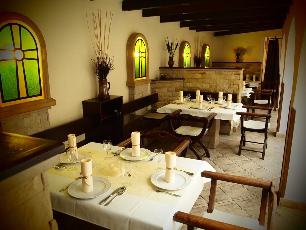 Excalibur Penzion A Restaurace Моравска-Тршебова Экстерьер фото