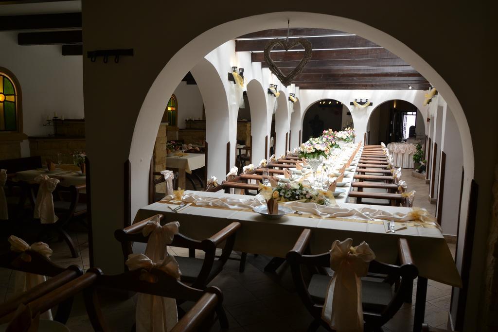 Excalibur Penzion A Restaurace Моравска-Тршебова Экстерьер фото