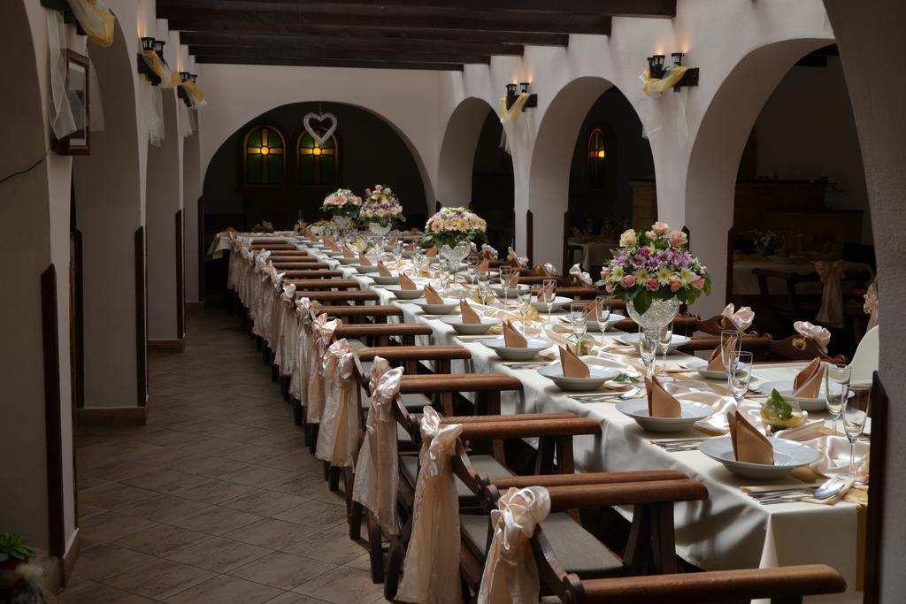 Excalibur Penzion A Restaurace Моравска-Тршебова Экстерьер фото