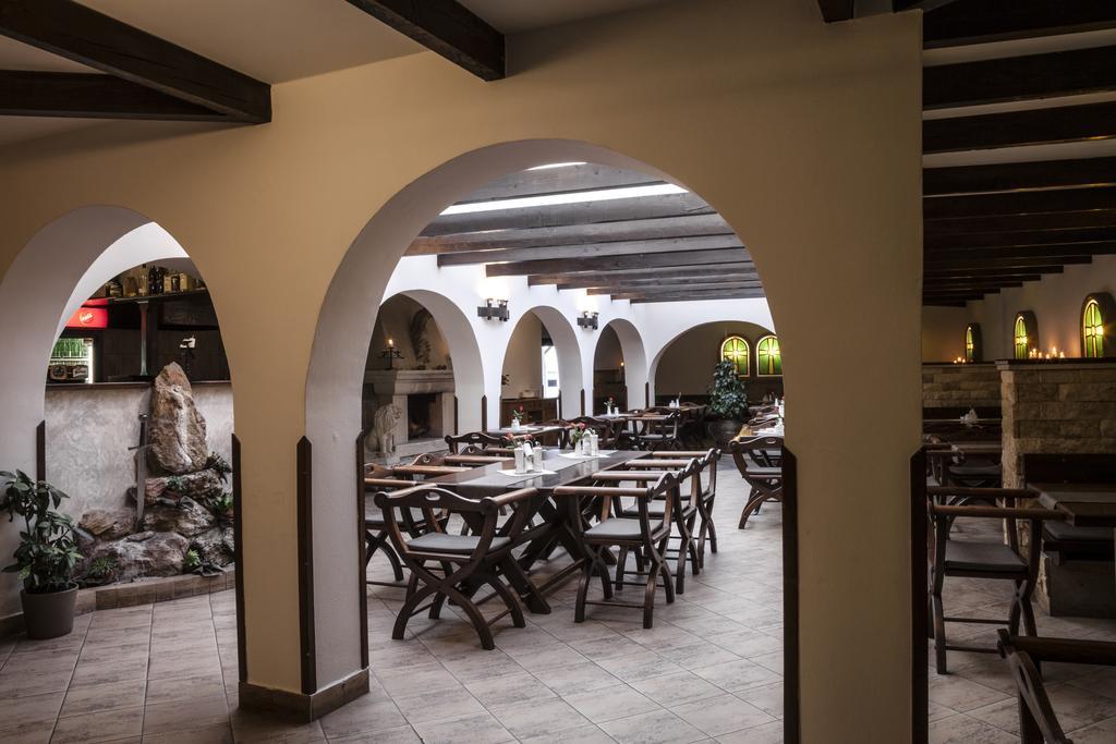 Excalibur Penzion A Restaurace Моравска-Тршебова Экстерьер фото