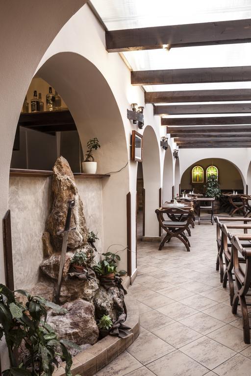 Excalibur Penzion A Restaurace Моравска-Тршебова Экстерьер фото