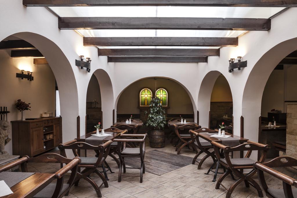 Excalibur Penzion A Restaurace Моравска-Тршебова Экстерьер фото