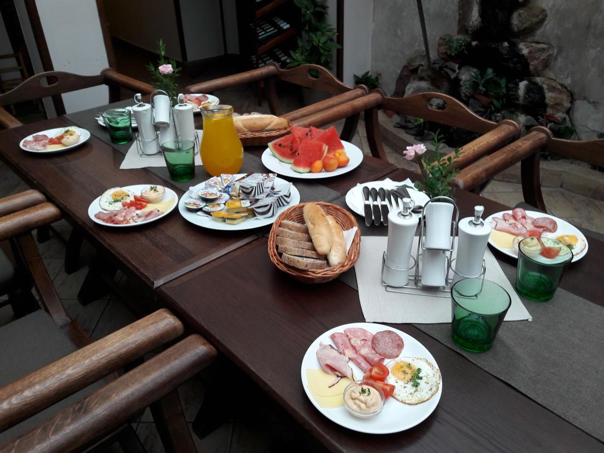 Excalibur Penzion A Restaurace Моравска-Тршебова Экстерьер фото